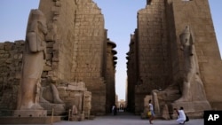 Kuil Karnak kuno di kota wisata Luxor, Mesir selatan yang menjadi salah satu tujuan kunjungan wisatawan (foto: dok).