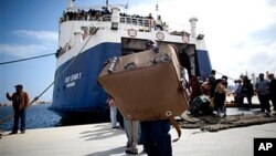 Nông dân Palestine đứng nhìn những cây ô-liu bị chặt cành tại làng Qarut thuộc miền bắc Bờ Tây. Theo các giới chức Palestine, khoảng 80 cây ô-liu bị chặt phá trong đêm tại Qarat trong một hành động phá hoại được cho là do người định cư Do Thái gây ra.