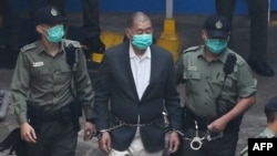 资料照：香港著名前出版商黎智英涉嫌串谋勾结外国或境外势力被警方带到法庭应审。（法新社2020年12月12日）