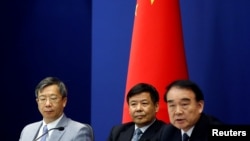 15일 베이징에서 G20정상회의 설명회를 진행하고 있는 리바오둥(오른쪽) 중국 외교부 부부장. 왼쪽부터 이강 중국 인민은행 부행장과 주 광야오 경제부 차관. 