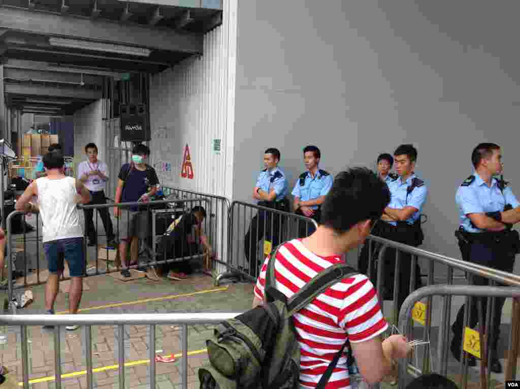 数千香港市民云集政府总部声援被困公民广场学生（美国之音图片／海彦拍摄）