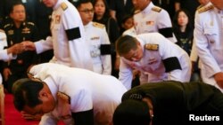 PM Thailand Prayuth Chan-ocha (kiri) bersama istrinya Naraporn (kanan) memberikan penghormatan terakhir bagi Raja Bhumibol Adulyadej yang disemayamkan di istananya, Grand Palace, Bangkok, Thailand, 14 Oktober 2016. (Foto: dok).