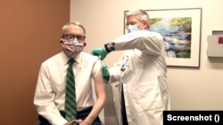 مایک دواین، والی اوهایو هنگام دریافت واکسین کووید۱۹