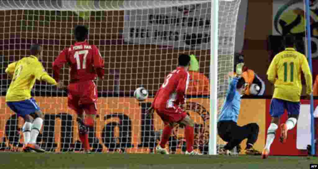 Golman Sjeverne Koreje Ri Mjong Guk nije uspio zaustaviti udarac Maikona. Brazil je teže nego se očekivalo savladao audsajdera na šampionatu 2:1 (AP Foto/Kin Cheung)