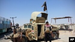 رزمندگان داعش در کنار یک خود روی ارتش عراق 