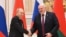 ប្រធានាធិបតី​រុស្ស៊ី​លោក Vladimir Putin (ឆ្វេង) និង​ប្រធានាធិបតិ​បេឡារុស​លោក Alexander Lukashenko ចូល​រួម​ក្នុង​សន្និសីទ​សារព័ត៌មាន​មួយ​ក្នុង​ទីក្រុង Minsk ប្រទេស​បេឡារុស ថ្ងៃទី ១៩ ខែធ្នូ ឆ្នាំ២០២២។ (Sputnik/Pavel Bednyakov/Kremlin via REUTERS)