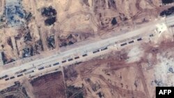 تصویر ارائه شده توسط شرکت فناوری اطلاعات آمریکایی «مکسار» از صف کامیون‌ها در مسیر اسکه شناور ایالات متحده. ۲۹ اردیبهشت.