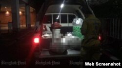 រថយន្ត​ដឹក​សាកសព​ជន​ចំណាកស្រុក​ខុស​ច្បាប់​ពីរ​នាក់​ទៅ​កាន់​មន្ទីរពេទ្យ​ Chulalongkorn ប្រទេស​ថៃ ដើម្បី​ធ្វើ​កោសល្យវិច័យ បន្ទាប់​ពី​ពួក​គេ​បាន​ស្លាប់​នៅ ក្នុង​មន្ទីរ​ឃុំឃាំង​អន្តោប្រវេសន៍​មួយ​កន្លែង​ក្នុង​ទីក្រុង​បាងកក ប្រទេស​ថៃ​កាលពី​ថ្ងៃ​ពុធ​ ទី២៤ ខែតុលា ឆ្នាំ២០១៨។ (រូបថត​​ Screenshot ពីគេហទំព័រកាសែត បាំងកក​ប៉ុស្តិ៍)