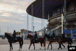 Polisi Prancis berpatroli menjelang laga sepak bola Grup A2 Liga Negara-Negara UEFA antara Prancis dan Israel, di Stade de France, di Saint-Denis di pinggiran utara Paris, 14 November 2024. (Foto: Franck FIFE/AFP)