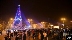 ရုရှားကျူးကျော်စစ်ဒဏ်ခံနေရတဲ့ ယူကရိန်းနိုင်ငံက နှစ်သစ်ကူးပွဲတော်။ 