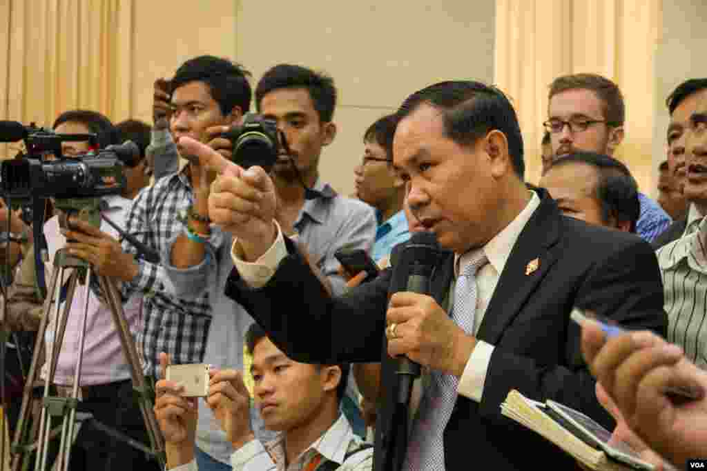 លោក​ អ៊ុំ​ សំអាត​ តំណាង​រាស្រ្ត​គណបក្ស​សង្គ្រោះ​ជាតិ​ សួរ​ដេញ​ដោល​អំពី​បញ្ហា​ព្រំដែន​ នៅ​ក្នុង​សន្និសីទ​កាសែត​ដែល​បង្ហាញ​​ផែនទី​ដែល​​ប្រើ​បោះ​សម្រាប់​​​បង្គោល​ព្រំដែន​ នៅ​ឯ​ទីស្តីការ​គណៈ​រដ្ឋមន្រ្តី​ កាល​ពី​ថ្ងៃ​ទី​២​ ខែ​កក្កដា​ ឆ្នាំ​២០១៥។ (នៅ​ វណ្ណារិន/VOA​)​