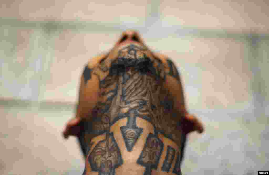 Seorang anggota geng jalanan Mara 18 yang dipenjarakan, berpose untuk foto di penjara Izalco, sekitar 65 km dari San Salvador, El Salvador.