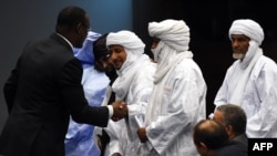 Le ministre malien des Affaires étrangères Abdoulaye Diop (à g.) et des représentants des groupes rebelles au moment de la signature de l'accord à Alger, le 1er mars 2015. 