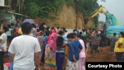 Situasi penyelamatan dan evakuasi empat anak-anak yang tertimpa tanah longsor ketika sedang bermain di Cicurug, Sukabumi, Jawa Barat, Kamis sore (10/1). (Foto courtesy : Pusdalops BPBD Sukabumi)