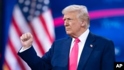 资料照片：唐纳德·特朗普(Donald Trump)总统2025年2月22日在马里兰州举行的保守派政治行动会议(CPAC)上发表讲话。