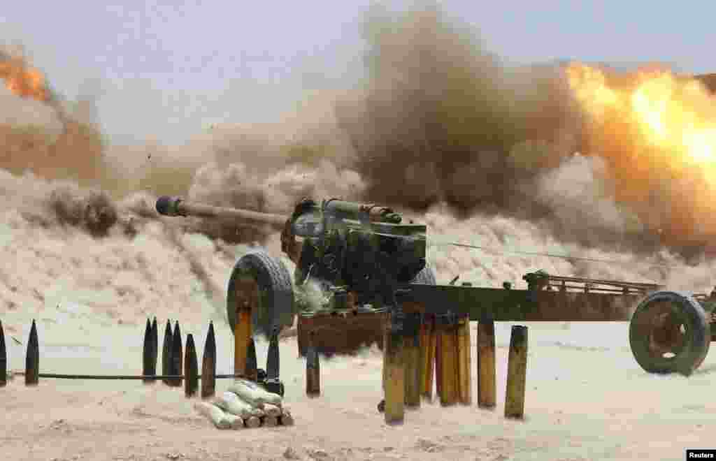 Artileri milik pasukan Suriah di Maarat Al-Nouman, Idlib terbakar setelah ditembak oleh pemberontak Suriah.