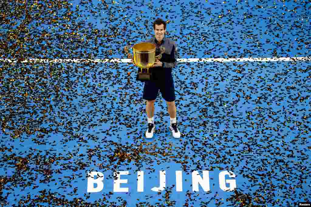 Petenis Inggris Andy Murray mengangkat trofi sebagai juara turnamen China Terbuka setelah mengalahkan petenis&nbsp;Bulgaria Grigor Dimitrov, di Beijing, China.