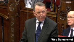 데이비드 앨튼 영국 상원의원이 지난 28일 조이스 에인리 영국 외교부 국무상이 출석한 가운데 열린 대정부질문에서 김정남 암살 사건에 관해 발언하고 있다. 영국 의회 TV 웹중계 캡처.