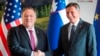 美国国务卿蓬佩奥在布莱德与斯洛文尼亚总统博鲁特·帕霍尔（右）握手。（2020年8月13日）