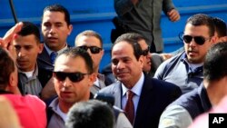 이집트 대통령 선거에 출마한 압델 파타 엘시시 전 국방장관이 26일 투표하기 위해 카이로의 한 투표소에 도착했다.