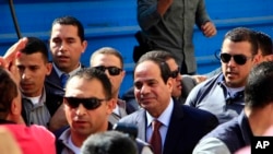 26일 이번 이라크 대선의 유력한 당선 후보인 압델-파타 엘 시시 전 국방장관이 투표소에 도착했다. 