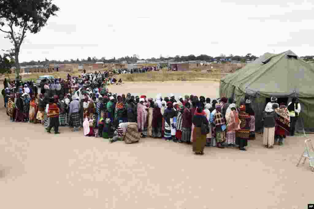 Warga Zimbabwe antri di TPS untuk memberikan suara mereka dalam pemilihan presiden dan parlemen di ibukota Harare.