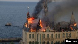 የሩሲያ ሚሳዬል የዩክሬንን የወደብ ከተማ ኦዴሳ መምታቱን ተከትሎ፣ አንድ ጥንታዊ ሕንጻ በእሳት ተያይዟል።