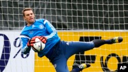  Manuel Neuer arrêtant une balle durant une séance d'entrainement de la Mannschaft, frankfurt le 7 Octobre 2014 (AP Photo/Michael Probst)