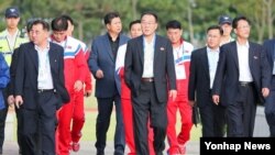 김영훈 체육상(가운데)을 비롯한 북한 선수단 임원들이 17일 인천 송도LNG경기장을 찾아 훈련중인 북한 남자축구 선수들을 격려한 뒤 경기장을 빠져나오고 있다. 