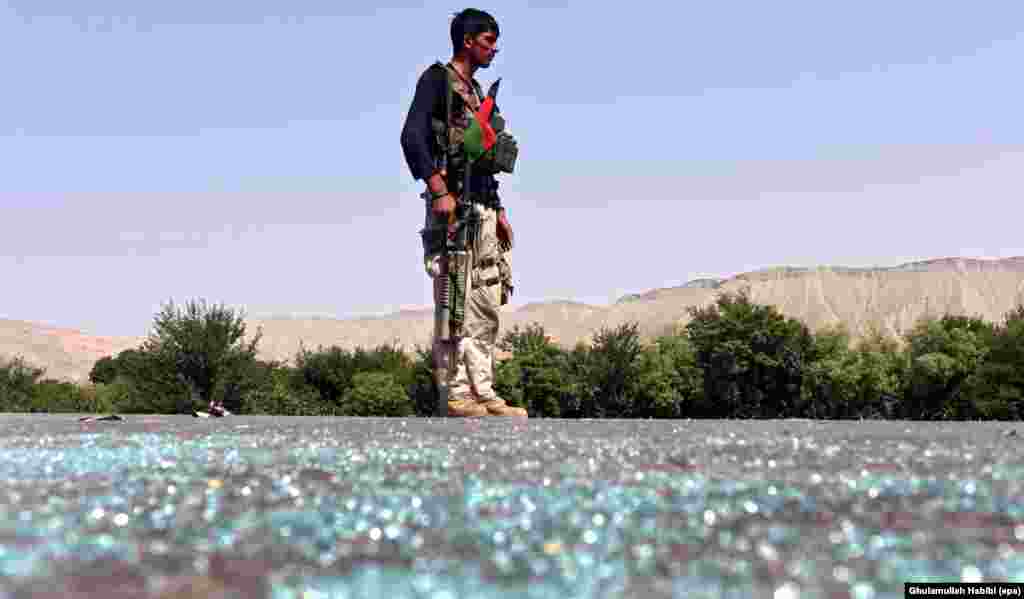 ទាហាន​អាហ្វហ្គានីស្ថាន​ឃ្លាំ​មើល​ស្ថានភាព​នៅ​អំឡុងពេល​មាន​ការ​ប៉ះទង្គិចគ្នា​ជាមួយ​នឹង​ពួកសកម្មប្រយុទ្ធ​រដ្ឋឥស្លាម​នៅ​ស្រុក Kot ខេត្ត Nangarhar កាល​ពី​ថ្ងៃទី២៦ ខែ​មិថុនា ឆ្នាំ​២០១៦។&nbsp;