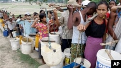 ၂၀၀၉ ခုနှစ်က ဒလမြို့နယ်မှာ သောက်သုံးရေရရှိရေး တန်းစီစောင့်ဆိုင်းနေပုံ။