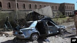 5일 예멘 수도 사나에 위치한 국방부 청사에서 자살 폭탄 공격으로 수십명이 사망했다.