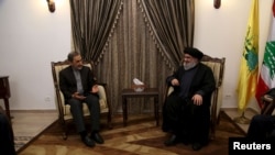 در برنامه تلویزیونی مردی که خود را با عمامه سیاه به شکل سید حسن نصرالله در آورده بود، در حال دستور گرفتن از ایرانی ها است.
