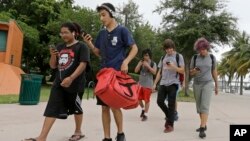 Des joueurs Pokemon Go avec leurs smartphones, le 12 Juillet 2016 à Miami. (AP Photo/Alan Diaz)