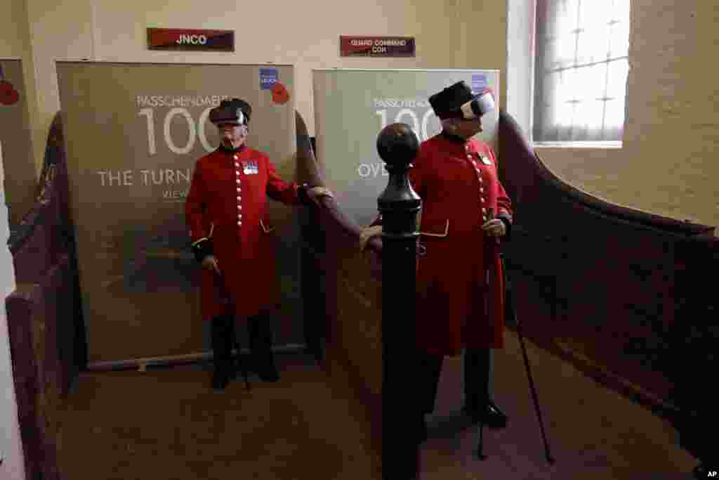 លោក John Kidman អាយុ​៨៧ឆ្នាំ​(ស្តាំ)​ និងលោកBill Hunt​ អាយុ​៨៣​ឆ្នាំ​ពាក់​វ៉ែនតានិម្មិតការពិត​អំឡុង​ការ​តាំង​ពិព័រណ៍​នៅ​សារមន្ទីរ Household Cavalry ក្នុង​ទីក្រុង​ឡុងដ៏។