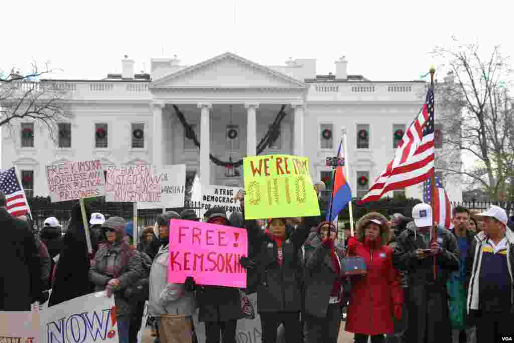 ពលរដ្ឋ​ខ្មែរ​អាមេរិកាំង​​​ និង​ខ្មែរ​កាណាដា​នៅ​សហរដ្ឋអាមេរិក ធ្វើ​​មហាបាតុកម្ម​នៅ​ពី​មុខ​សេតវិមាន ក្នុង​រដ្ឋធានី​វ៉ាស៊ីនតោន កាល​ពី​ថ្ងៃ​អាទិត្យ ទី១០ ខែ​ធ្នូ ឆ្នាំ​២០១៧។ (ណឹម សុភ័ក្រ្តបញ្ញា/VOA)