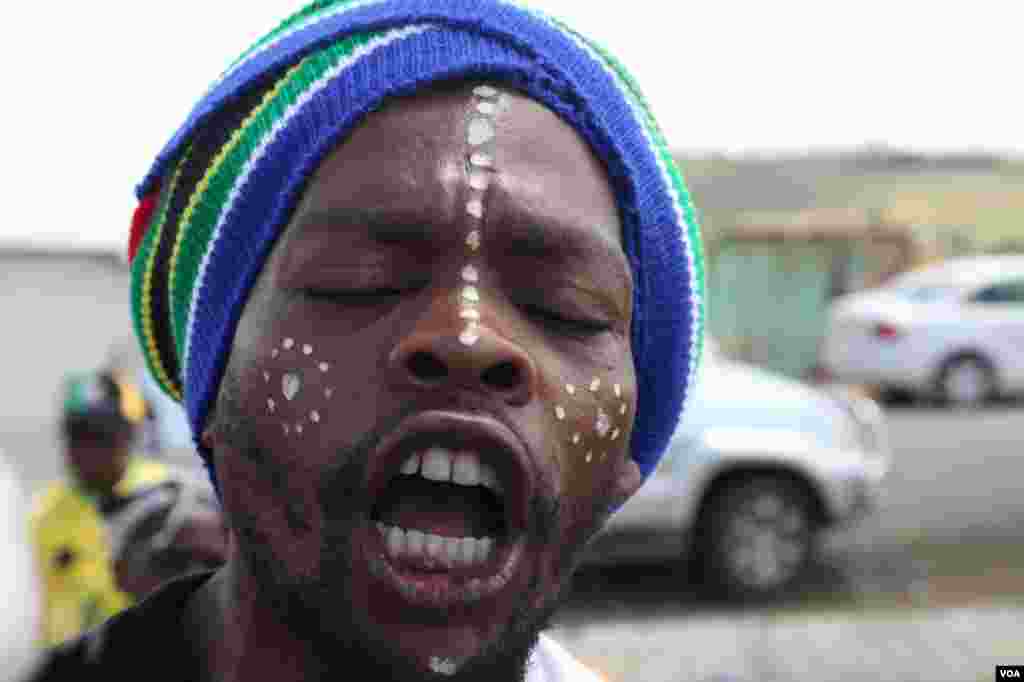 د ډیر ښه هنرمند په توگه د گرامي د څلورو جایزو له گټلو وروسته سم سمیت د خوشالۍ په ترڅ کې. &nbsp;