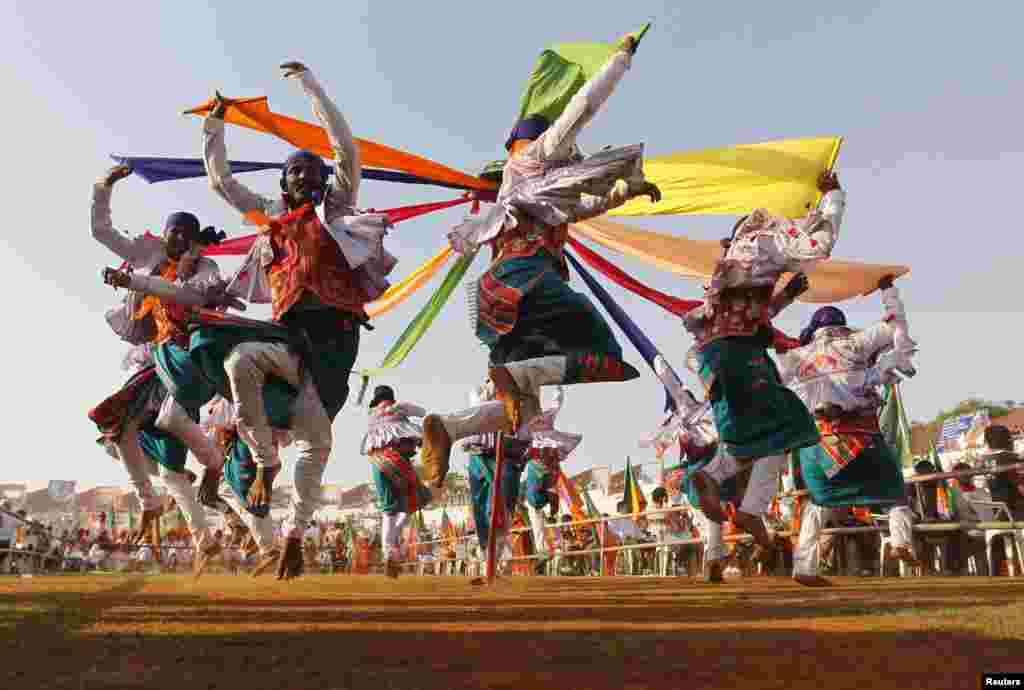 Para pendukung Partai Bharatiya Janata, kelompok oposisi utama India, mempertunjukkan tarian rakyat dalam acara memperingati 33 tahun berdirinya partai itu di Ahmedabat, India barat.