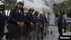 Students hold messages for missing schoolchildren who are among the unaccounted for passengers trapped in a South Korean capsized ferry, at Danwon High School in Ansan.