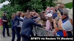 Seorang warga menampar Presiden Perancis Emmanuel Macron saat mengunjungi Tain-l'Hermitage, Perancis, Selasa, 8 Juni 2021. (Foto: BFMTV via Reuters TV)