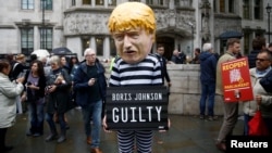 Seorang pengunjuk rasa berdiri di luar Mahkamah Agung Inggris setelah sidang dengar pendapat Perdana Menteri Boris Johnson di parlemen menjelang Brexit, di London, 24 September 2019.