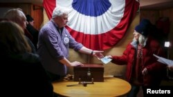 یک مرکز رای گیری در ایالت نیوهمپشایر - ۹ فوریه ۲۰۱۶