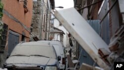 Des secouristes fouillent dans les décombres après le séisme à Amatrice, Italie, 24 août 2016.