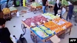 Sebuah ledakan dan seorang pria jatuh ke lantai di pasar sayuran dalam ruangan di Beirut, saat ratusan pager yang digunakan oleh anggota Hizbullah meledak. (Foto: AFP)