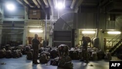 法国军人在一艘法国海军两栖攻击舰上整理行装。（资料照）