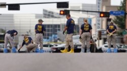 ماموران پلیس فدرال آمریکا (اف.بی.آی) مشغول بررسی صحنه تیراندازی مرگبار به ۵ مامور پلیس در دالاس.