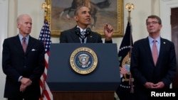 美国总统奥巴马在副总统拜登和国防部长卡特伴随下在白宫讨论关闭古巴关塔纳摩湾监狱的计划（2016年2月23日）