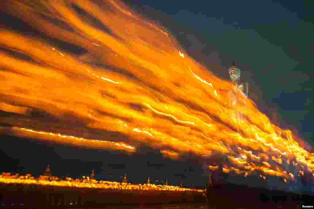 ពុទ្ធសាសនិកជន​កាន់​ទៀន​ខណ​ដែល​ពួកគេ​កំពុង​បួងសួង​ក្នុង​ថ្ងៃវិសាខបូជា ដែល​ប្រារព្ធ​ឡើង​ជា​រៀង​រាល់​ឆ្នាំ​ដើម្បី​រំឮក​ថ្ងៃកំណើត​របស់​ព្រះ​ពុទ្ធ ការ​ត្រាស់ដឹង​និង​ថ្ងៃ​ព្រះ​ពុទ្ធ​សុគត​នៅ​ព្រះ​វិហារ​មួយ​ក្នុង​ខេត្ត​ Chonburi ប្រទេស​ថៃ។ &nbsp;