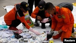 救援人员在印度尼西亚首都雅加达陈列据信是坠毁的狮子航空JT610航班的物品。