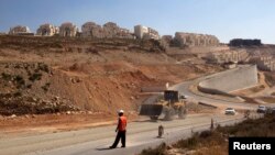 요르단강 서안지구 베이타르 일리트 유태인 정착촌 인근에서 도로 공사가 한창이다